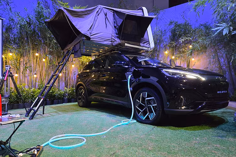 BYD Auto Việt Nam cho biết người tiêu dùng nếu sử dụng các mẫu xe điện của BYD cũng có thể sạc tại các đại lý chính hãng, với tuỳ quy mô sẽ có 3 đầu sạc DC với công suất 60kw, 120kw và các đầu sạc AC. Tuy nhiên điều này có thể được hiểu là các trụ sạc này chủ yếu nhằm phục vụ bảo hành, bảo dưỡng và sửa chữa xe thay vì kinh doanh trạm sạc cho người tiêu dùng. BAV cũng chưa có biểu giá dành cho việc sạc điện tại các đại lý, dù cho biết (sẽ theo biểu giá điện của nhà cung cấp điện).