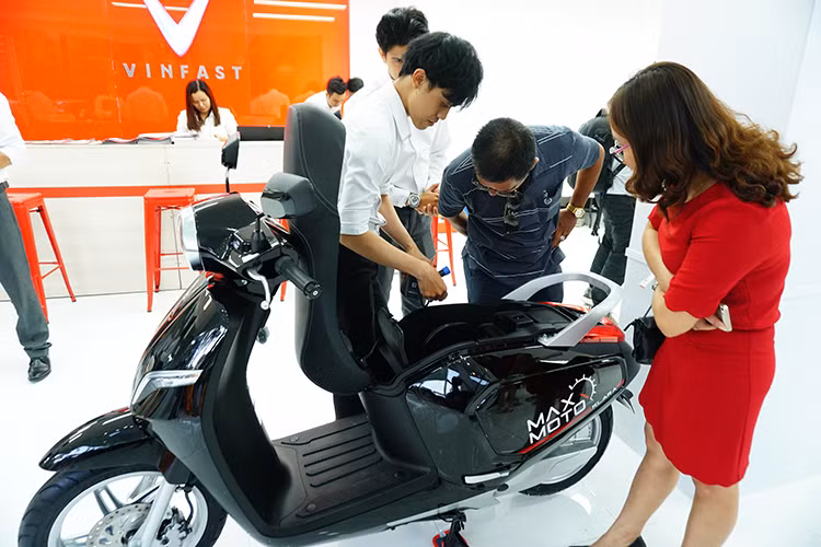 Nhằm đem đến sự tiện dụng cho người sử dụng xe máy điện Vinfast trong thời gian tới, công ty sẽ kết hợp và xây dựng trạm sạc điện và trạm thuê pin ở các cây xăng của Petrolimex, PP Oil, một số cửa hàng tiện lợi hay địa điểm ăn uống trong thời gian sắp tới. Theo dự kiến, đến năm 2020 sẽ có 30.000-50.000 trạm sạc và trạm thuê pin tại Việt Nam.
