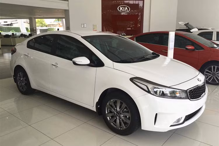 Theo đó, một số đại lý bán xe Kia chính hãng tại Hà Nội đang chào bán mẫu xe sedan Kia Cerato phiên bản mới với giá thấp hơn trước đây. Phiên bản này được trang bị số sàn, được gọi là Cerato MT Base, giá 498 triệu đồng, bán song song với bản MT hiện tại đang có giá 530 triệu đồng.