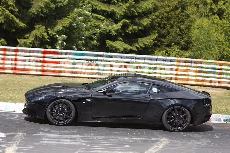 Nhiều đồn đoán Aston Martin DB11 sẽ sở hữu phiên bản 530 mã lực trên Mercedes S600 hoặc bản 630 mã lực trên S65 AMG.