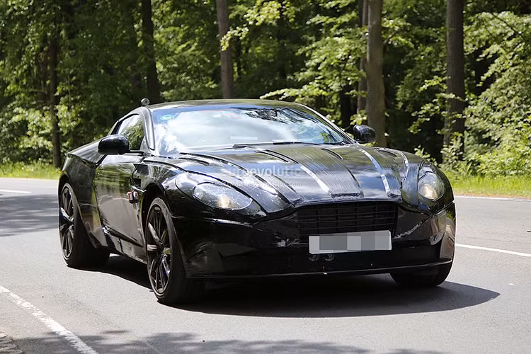 Xe vẫn để lộ phần hông chắc khỏe và lưới gió hai bên theo phong cách truyền thống Aston Martin.