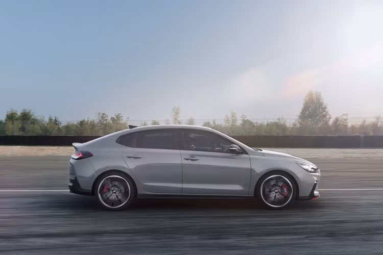 Mẫu xe Hyundai i30 Fastback N mới này thực chất được phát triển dựa trên mẫu coupe 5 cửa i30 Fastback nằm trong phân khúc C tại thị trường châu Âu. Ngoài ra, đây còn là phiên bản mang kiểu dáng fastback của Hyundai i30 N Hatchback hiện đã bán trên thị trường.