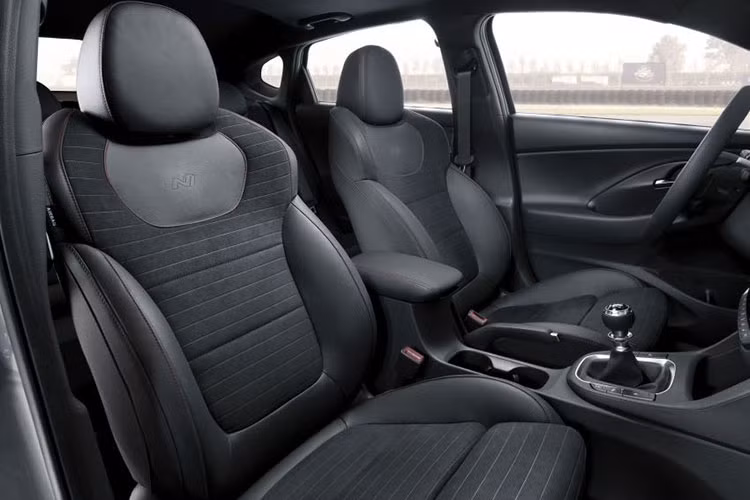 Tương tự người anh em i30 N Hatchback, Hyundai i30 Fastback N cũng có 2 mức sức mạnh dù chỉ dùng 1 động cơ xăng 4 xi-lanh, tăng áp, dung tích 2.0 lít, kết hợp với hộp số sàn 6 cấp. Cụ thể, động cơ tạo ra công suất tối đa 250 mã lực hoặc 275 mã lực nếu có thêm gói Performance Package. Dù công suất bao nhiêu thì mô-men xoắn cực đại của xe vẫn là 353 mã lực và tốc độ tối đa 250 km/h.