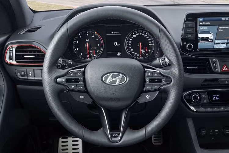 Đằng sau ghế trước, Hyundai i30 Fastback N cung cấp không gian rộng hơn i30 N Hatchback với khoang hành lý 450 lít. Nếu hàng ghế sau gập xuống, con số này còn tăng lên mức 1.351 lít. Hyundai cũng đã cung cấp 2 tùy chọn hệ thống thông tin giải trí trong i30 Fastback N 2019. Hệ thống đầu tiên đi kèm màn hình cảm ứng điện dung LCD 8 inch, camera lùi và kết nối Bluetooth.