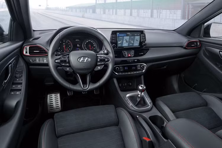 Bên trong Hyundai i30 Fastback N là không gian nội thất tương tự i30 N Hatchback. Tại đây, bạn sẽ tìm thấy vô lăng dành riêng cho phiên bản N với logo "N" ở dưới cùng và đường chỉ khâu màu đỏ tương phản. Ở những khu vực khác trong nội thất như bệ cần số, ghế và bệ tì tay trung tâm cũng xuất hiện chỉ đỏ tương tự. Trong khi đó, cửa gió điều hòa tạo hiệu ứng "tông xuyệt tông" bằng viền màu đỏ.