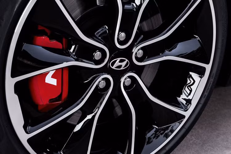 Tiếp đến là bậc cửa màu đen và logo N ở gần bánh sau. Phần đuôi cao của Hyundai i30 Fastback N được tích hợp cánh gió ở trên cùng trong khi cản sau đi kèm bộ khuếch tán và 2 ống xả. Riêng cánh gió sau của Hyundai i30 Fastback N được trang trí bằng đường màu đen ở mặt dưới. 