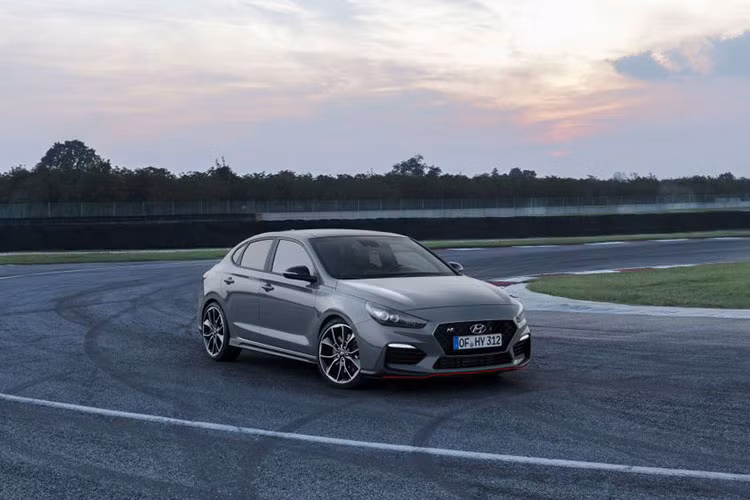 Kể từ khi ra mắt tại triển lãm ô tô Paris 2016, dòng xe gia đình Hyundai i30 liên tục được mở rộng với các phiên bản như hatchback, wagon 5 cửa, Fastback hay N hiệu suất cao. Không có ý định dừng lại, hãng Hyundai mới đây tiếp tục bổ sung phiên bản Fastback N cho dòng i30 này.