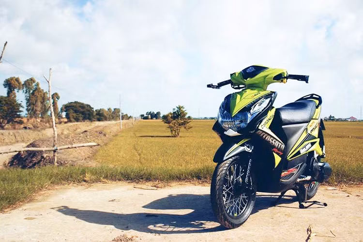Chiếc Yamaha Mio 125 đã được một dân chơi Việt độ lên đầy tinh tế. Chủ xe ngoài việc thay mới dàn áo, còn thay thế và nâng cấp với loạt đồ chơi hàng hiệu cực chất với các thương hiệu có tiếng như Brembo , Ohlins...