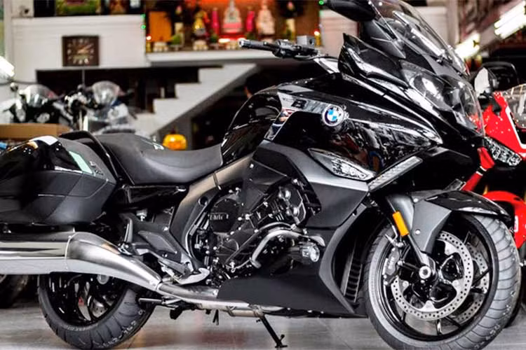 Chiếc xe môtô BMW K1600B mới này là chiếc Touring Bagger phiên bản 2018 và là chiếc đầu tiên có mặt tại thị trường Việt Nam. Mẫu xe đường trường này được một đại lý mua bán môtô tư nhân tại TP HCM nhập về theo đơn đặt hàng của một người chơi xe tại miền Tây.