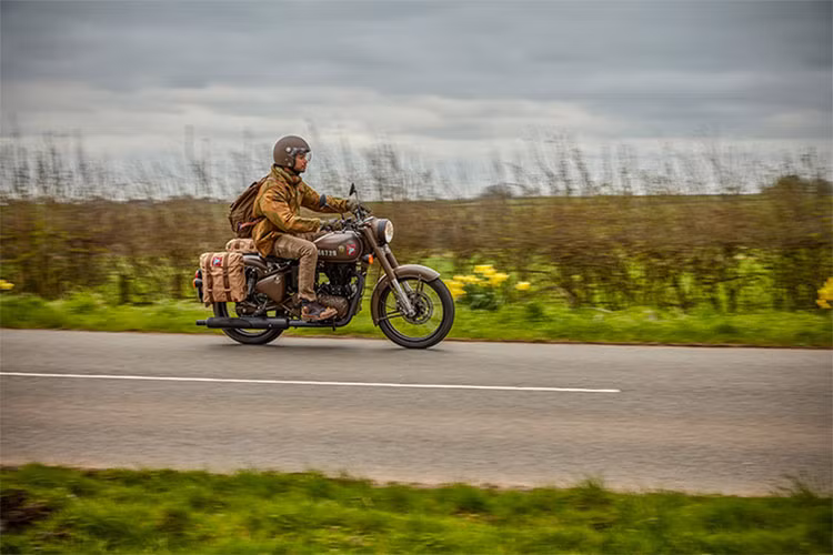 Royal Enfield cho hiện tại xe vẫn chưa chính thức có mặt trên thị trường, khách hàng có thể bắt đầu đặt hàng mẫu xe này bắt đầu từ tháng 7 tới đây. Mứ giá của Royal Enfield Classic 500 Pegasus tại thị trường Anh quôc sẽ vào khoảng 4.999 Bảng Anh (tương đương 152 triệu đồng).