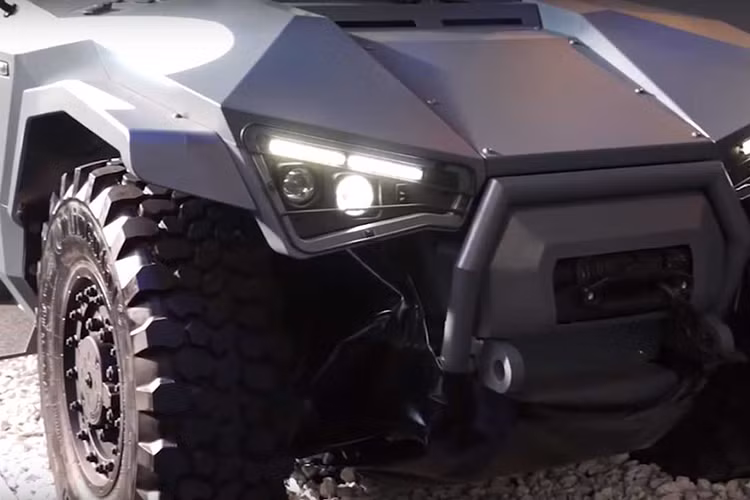Đó là bởi vì các bánh xe của chiếc Arquus Scarabee nhà Volvo có thể quay hướng độc lập không liên quan tới nhau. Tốt hơn nữa, giống như với các xe Audi và Subaru, Scarabee cũng có cả AWD, đồng nghĩa công suất được truyền tơi tất cả các bánh xe.