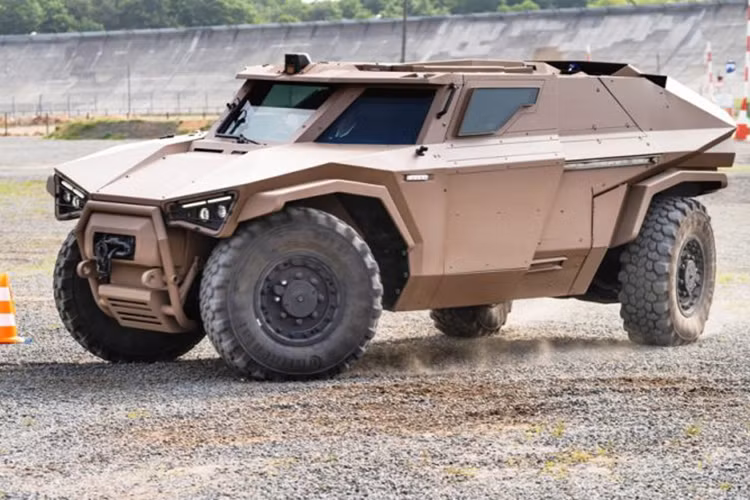 Ưu điểm giúp bán hàng của Scarabee không phải là sự tương đồng của nó với mẫu Humvee Mỹ, cũng không phải hệ thống treo thích nghi và tải trọng khoảng 1,8 tấn của nó. Đặc điểm nổi bật nhất của nó là hệ thống dẫn động 4 bánh mà cho phép nó di chuyển theo chiều ngang (khi cần thiết) hoặc bất cứ hướng nào mà tài xế thấy phù hợp.