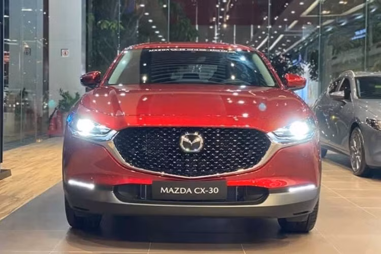  Mazda CX-30 Tháng 4/2021, nhà phân phối Thaco giới thiệu tới người dùng trong nước bộ đôi SUV đô thị Mazda CX-3 và Mazda CX-30. Tháng 12/2023, CX-3 được hãng cập nhật những điểm mới nhất định, trong khi đó, CX-30 đến nay vẫn không có gì thay đổi so với thời điểm mới mở bán.