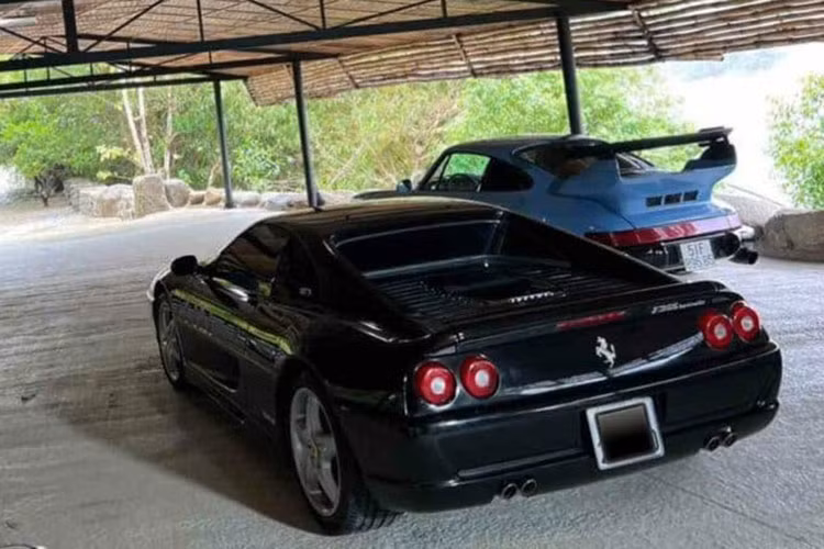Nếu chỉ nhìn lướt qua, nhiều người sẽ nghĩ chiếc xe này là Ferrari F355 Spider của ông Đặng Lê Nguyên Vũ được mua vào đầu năm ngoái nhưng thực tế, đây là 1 trong các siêu xe được doanh nhân này mua về khá kín tiếng trong những tháng cuối năm 2022.