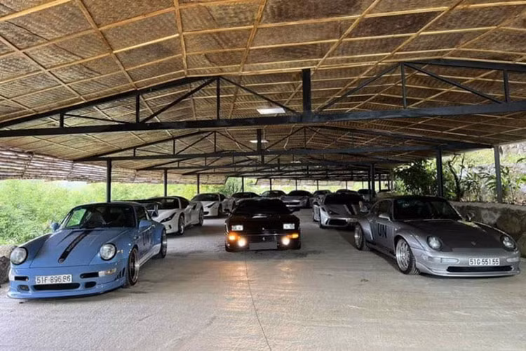 Hình ảnh mới xuất hiện trên MXH cho thấy, 1 garage đơn giản với các khung sắt và lợp mái tranh nhưng dàn xe đỗ lại không hề giản đơn tý nào với hơn 20 chiếc, giá trị phải trên 350 tỷ đồng. Một trong số này là Ferrari F355 phiên bản coupe với ngoại thất màu đen bóng.