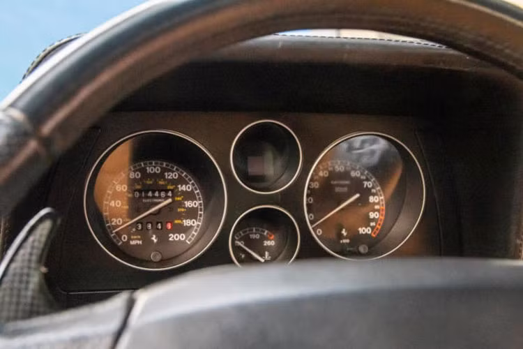 Siêu xe cổ Ferrari F355 Berlinetta sở hữu khối động cơ V8, dung tích 3.5 lít đình đám trong những năm 1995. "Trái tim" này sản sinh công suất tối đa 375 mã lực tại vòng tua máy 8.250 vòng/phút và mô-men xoắn cực đại 363 Nm tại vòng tua 6.000 vòng/phút. Xe chỉ mất khoảng thời gian 4,7 giây đã có thể tăng tốc từ vị trí xuất phát lên 100 km/h trước khi đạt vận tốc tối đa 295 km/h.