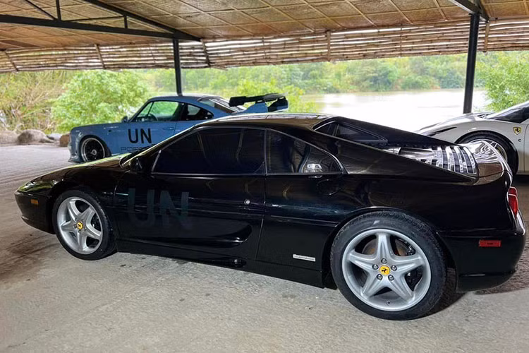 Đây là một chiếc siêu xe Ferrari F355 Berlinetta phiên bản Coupe đời 9x và rõ ràng, "vua cà phê" Việt Nam chỉ còn thiếu Ferrari F355 GTS là hoàn thành đủ bộ 3 xe Ferrari F355 nhưng phiên bản này rất đắt đỏ và chưa có xe nào lăn bánh trong nước.