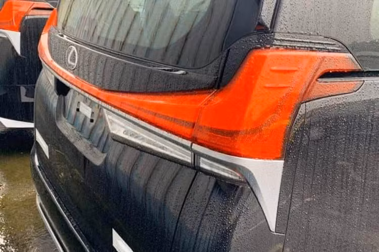 Được phát triển dựa trên nền tảng của Toyota Alphard, Lexus LM 2020 sở hữu nhiều điểm tương đồng trong thiết kế với "chuyên cơ mặt đất". Điểm nhấn của Lexus LM 2020 nằm ở lưới tản nhiệt hình con suốt "khổng lồ", bao quanh bởi viền mạ crôm dày dặn.