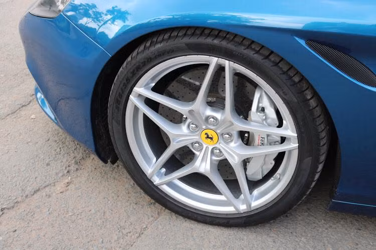 Chiếc Ferrari California T 2015 này với thiết kế lấy cảm hứng từ Ferrari F12 Berlinetta và FF. Các chi chỉ số thân xe với chiều dài 4.570 mm, rộng 1.910 mm và cao 1.322 mm. Bên cạnh đó là trọng lượng 1.625 kg với tỷ lệ phân bố trọng lượng trước sau 47/53. Xe sở hữu mâm 5 chấu kép.