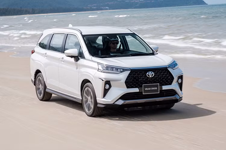 Mẫu MPV của Toyota đạt doanh số 872 xe trong tháng 6 vừa qua, tăng 282 xe so với tháng 5/2023. Doanh số này đủ giúp Veloz góp mặt trong top 10 xe bán chạy nhất tháng, nhưng vẫn bị đối thủ trực tiếp là Mitsubishi Xpander bỏ khá xa. Cộng dồn 6 tháng vừa qua, Toyota Veloz Cross bán được 4.512 xe.