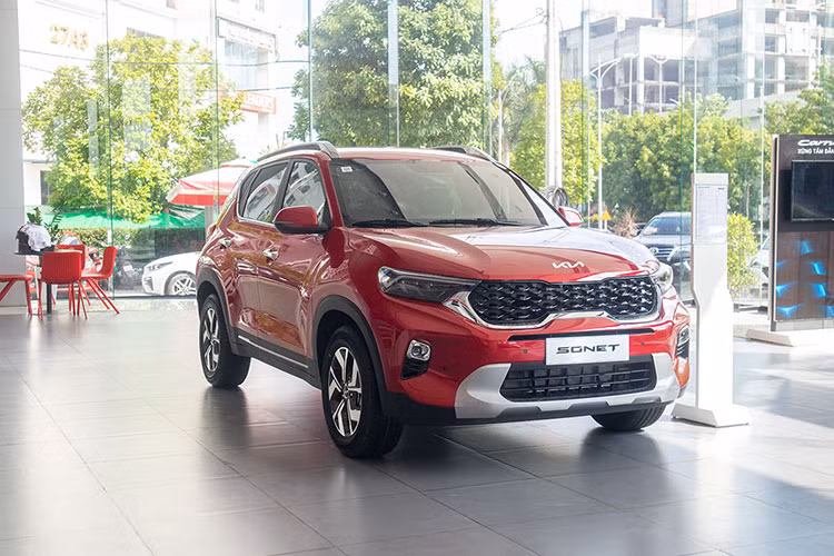 Với 960 xe được bán ra, Kia Sonet tiếp tục đứng ở vị trí thứ 6 trong danh sách Top 10 xe bán chạy nhất tháng. Tính từ đầu năm, tổng số lượng xe Kia Sonet bán ra là 4.436 xe. Kia Sonet được ra mắt vào cuối năm 2021 và từ đó đã đạt được nhiều thành công. Hiện nay, Sonet được lắp ráp trong nước và có 4 phiên bản, bao gồm 1 bản số sàn và 3 bản số tự động.