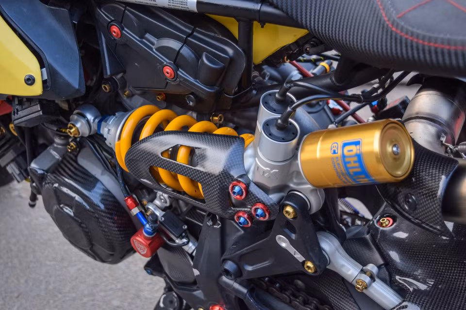 Phuộc trước và giảm xuống sau Ohlins nguyên gốc. Nhiều chi tiết ốp carbon như chắn bùn trước sau, ốp động cơ, ốp giảm xóc...