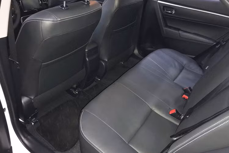 Trang bị tiện nghi gồm: Khởi động bằng nút bấm, điều hoà tự động, màn hình cảm ứng 7 inch tích hợp đầu DVD, 6 loa, kết nối USB/bluetooth, HDMI, AUX… Trang bị an toàn gồm 7 túi khí, chống bó cứng phanh (ABS), phân phối lực phanh điện tử (EBD), hỗ trợ phanh khẩn cấp (BA) và hệ thống cân bằng điện tử (VSC), kiểm soát lực kéo (TRC).