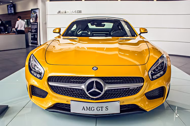Lấy cảm hứng từ siêu xe đàn anh là SLS AMG, Mercedes AMG-GT S mang nhiều nét thiết kế tổng quan tương đồng với kiểu dáng coupe 2 chỗ ngồi, phần nắp capo dài đi cùng phần đuôi xe ngắn hơn, bên cạnh đó mẫu xe thể thao này cũng sở hữu mức giá mềm hơn.