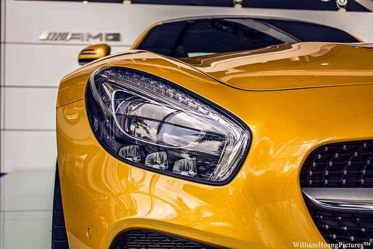 AMG GT S là chiếc xe thể thao thứ 2 được phát triển độc lập bởi Mercedes-AMG. Thiết kế thể thao của AMG-GT S thể hiện rõ ngôn ngữ “Sự thuần khiết gợi cảm”, điểm nhấn trong thiết kế của GT S vẫn là thiết kế đèn pha hiện đại, cản trước xe với hốc gió lớn mở rộng ra hai bên giúp tăng tính hầm hố cho đầu xe.