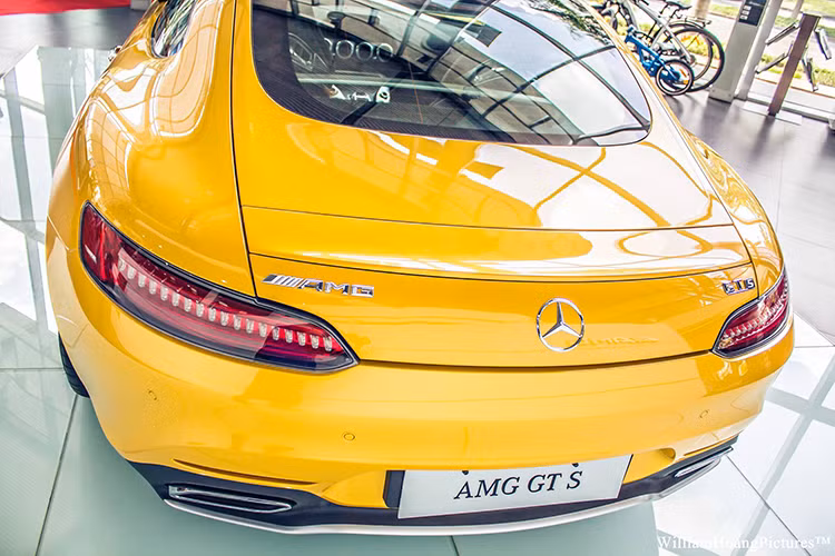 Đuôi xe nổi bật với cụm đèn hậu thiết kế ôm lấy đuôi xe - đèn báo lùi và đèn sương mù phía sau có dạng LED được đặt chính giữa cản sau giống như trên những chiếc xe đua của Mercedes. AMG-GT S được trang bị cụm ống xả kích thước lớn đầy mạnh mẽ và uy lực.