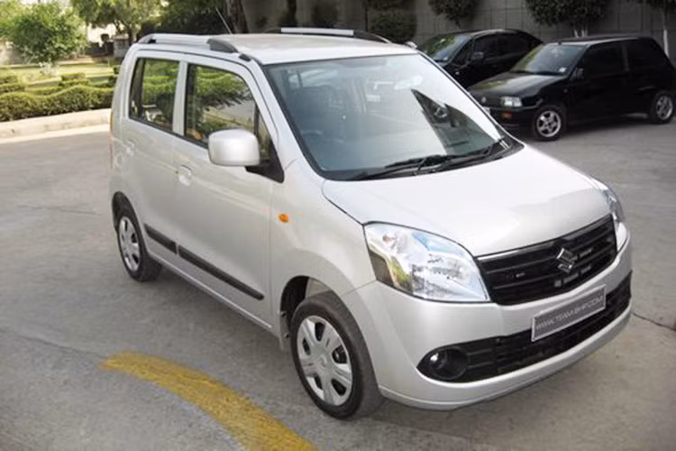 Buổi lễ được thực hiện theo nghi thức truyền thống của người Hindu, thậm chí gia chủ còn trồng cây - một thủ tục phổ biến - tại nơi này. Kết thúc lễ tiễn đưa, Sanjay đã mời mọi người tham dự một bữa tiệc trang trọng. Theo Sanjay tiết lộ ông đã bỏ ra số tiền làm tang lễ tương đương giá xe Suzuki Wagon R được mua vào năm 2010.