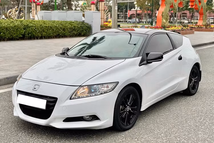 Mặc dù được đưa về Việt Nam từ năm 2010 nhưng không được phân phối chính hãng, Honda CR-Z bản hatchback vẫn thu hút sự chú ý đặc biệt từ những người yêu thích các mẫu ôtô độc đáo và hiếm hoi. Mới đây, một đại lý kinh doanh ôtô cũ tại Hà Nội đã rao bán Honda CR-Z 2010 với giá 350 triệu đồng.