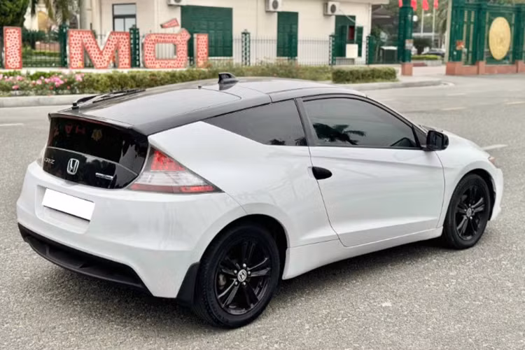 Mặc dù Honda CR-Z 2010 có giá bán khá cao nhưng đối với những người đam mê xe hơi và đang tìm kiếm một mẫu xe độc đáo, đây có thể là lựa chọn đáng cân nhắc. Mẫu xe này không chỉ mang lại trải nghiệm lái thú vị nhờ vào công nghệ hybrid mà còn có giá trị sưu tầm cao nhờ vào sự hiếm hoi của mình.