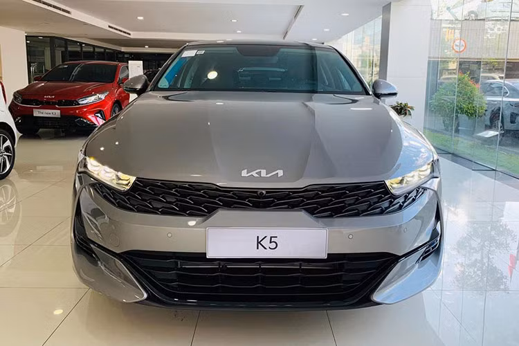 Vị trí tiếp theo thuộc về Kia K5 với doanh số 41 xe được bán ra, tăng 20 xe so với tháng 6/2024 (20 xe). Đáng tiếc, doanh số này vẫn chưa thể giúp K5 rời khỏi Top 10 ôtô bán chậm nhất thị trường Việt Nam.