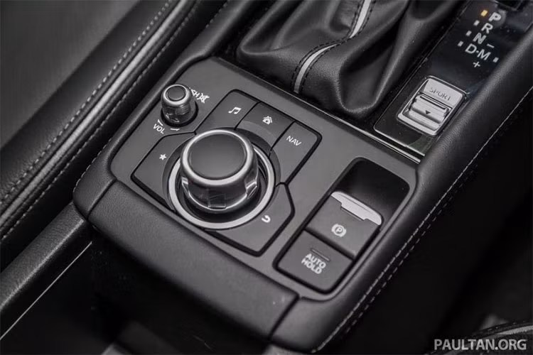 Một vài chi tiết đáng chú ý khác bao gồm tay vịn tích hợp hộc chứa bên dưới, tay vịn trung tâm mới ở hàng ghế sau có các khay đựng cốc tiện lợi (có thể gấp lại), cửa điều hòa mỏng hơn, bọc trang trí giống da lộn, các tấm cửa dày hơn, kính sau tinh chỉnh, trần xe nâng cấp cũng như các đệm cửa kính mới giúp cải thiện khả năng chống tiếng ồn của xe.