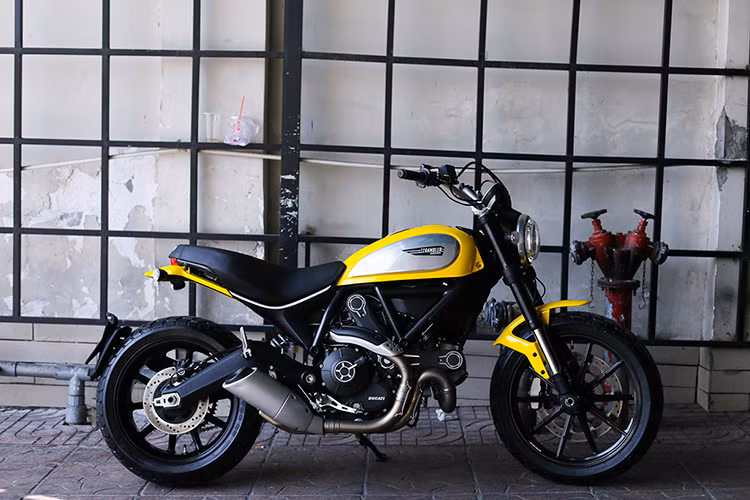 Scrambler được ra mắt lần đầu tiên bởi Ducati Việt Nam vào tháng 2/2015 với 4 phiên bản Ducati Scarmbler gồm có Icon, Classic, Urban Enduro và Full Throttle. Sau đó, tại Triển lãm Xe máy Việt Nam 2017, Ducati Việt Nam tiếp tục giới thiệu hai phiên bản Ducati Scrambler phong cách Cafe Raver và Ducati Scrambler Desert Sled.