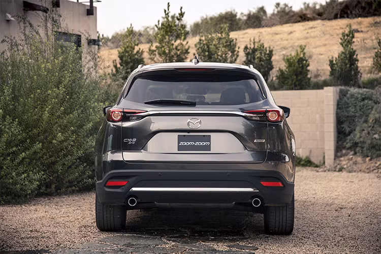 Ở phía sau, phần đuôi của CX-9 mới cũng vẫn giữu thiết kế rất hấp dẫn nhờ cặp đèn hậu thanh mảnh với các vòng sáng sử dụng công nghệ LED, được nối liền với nhau bởi một dải chrome sang trọng. Trên kính sau, chiếc xe cũng có một cánh đuôi nhỏ để tăng hiệu năng khí động học. 