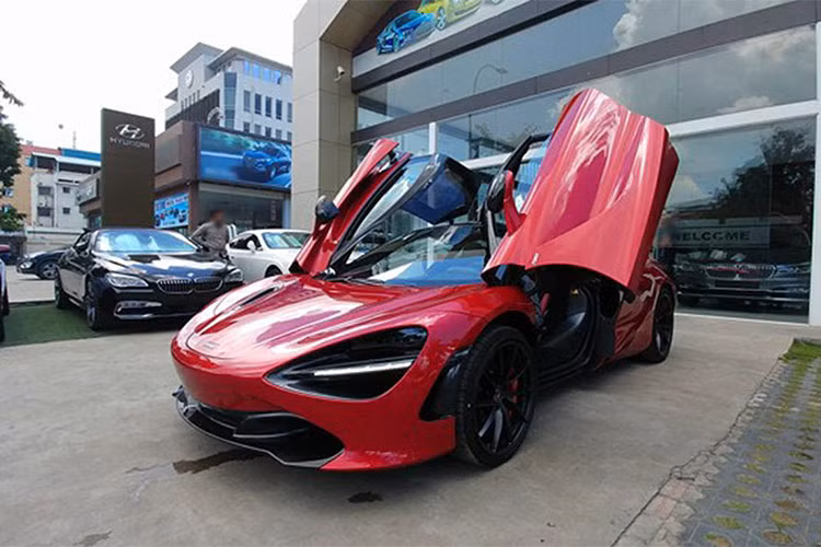 Mclaren 720S sở hữu khối động cơ M480T Twin-Turbo V8 4.0L sản sinh công suất tối đa 709 mã lực, mô-men xoắn cực đại 770 Nm. Xe có khả năng tăng tốc từ 0 – 100 km/h mất 2,9 giây, 0 – 200 km/h trong 7,8 giây và tốc độ tối đa đại 341 km/h. Hệ thống phanh trên 720S có khả năng giảm tốc độ từ 200 kmh/h về 0 chỉ trong vòng 4,6 giây trên quãng đường 117 mét.
