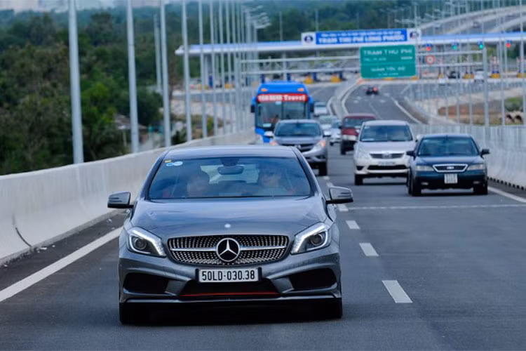 Khi di chuyển trên đường cao tốc, thay vì đi 110 km/h (hoặc 120 km/h), bạn chỉ nên đi 100 km/h, mức tiết kiệm nhiêu liệu vào khoảng 7%, theo tính toán của Motor1. Và như vậy, chủ xe sẽ tiết kiệm được khoảng 20 cent trên mỗi gallon xăng.