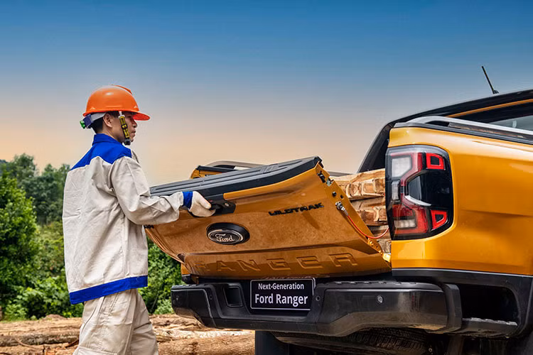 Ford tập trung cải tiến khu vực thùng xe dễ tiếp cận hơn và tăng thêm không gian hữu dụng. Nhận thấy khách hàng gặp một số khó khăn và bất tiện trong việc tiếp cận với thùng xe, Ford đã tích hợp vào Ranger 2023 một bậc bước nhỏ vào phía sau của bánh xe sau, giúp khách hàng trèo lên hay bỏ đồ vào thùng xe một cách an toàn và dễ dàng hơn.