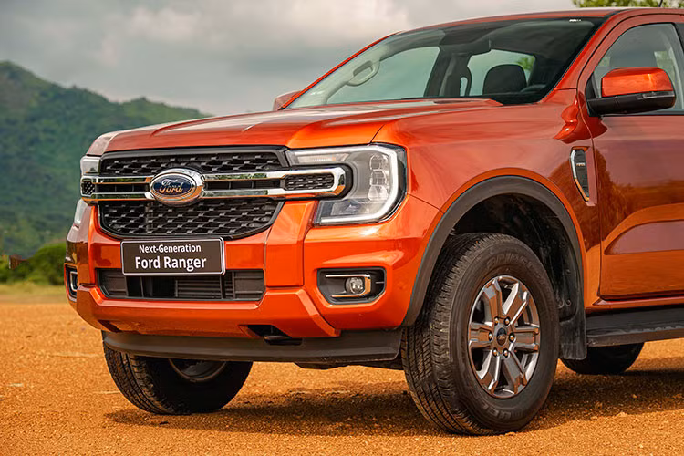 Ngay từ cái nhìn đầu tiên, Ford Ranger 2023 mới có diện mạo mạnh mẽ và toát lên vẻ tự tin, với ngoại thất chia sẻ DNA thiết kế với các sản phẩm xe tải toàn cầu của Ford. Điểm nhấn ở ngoại thất bao gồm lưới tản nhiệt mới và cụm đèn pha chữ C đã trở thành thương hiệu ở đầu xe.