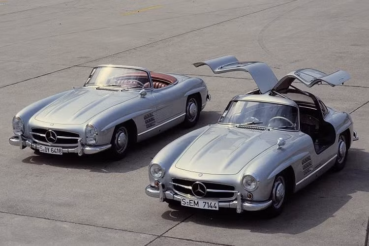 Chiếc Mercedes-Benz SL-Class năm 1954 sở hữu vẻ ngoài vừa thể thao vừa lịch lãm này là động cơ M198 3.0 L phun xăng trực tiếp. Và người ta nói, nếu không có động cơ M198 này thì cũng không có chiếc 300 SL (W198) ra đời.