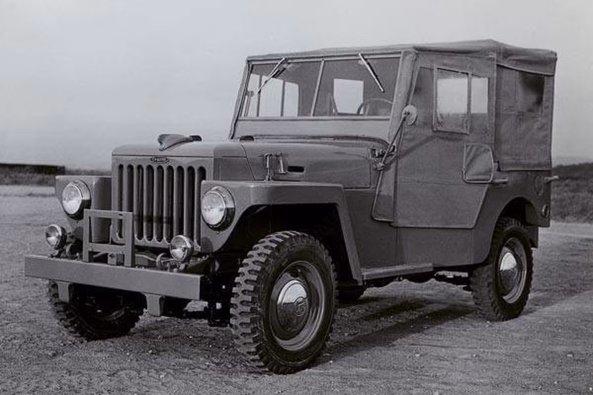 Mẫu xe Toyota Land Cruiser có nguồn gốc từ mẫu xe quân sự Bantam MK II do quân đội Hoàng gia Nhật chế tạo từ năm 1941. Sau khoảng thời gian chiến tranh, quân đội nước này đã nhờ Toyota tạo ra những chiếc xe có khả năng tương tự. Kết quả là chiếc Toyota AK10 ra đời.