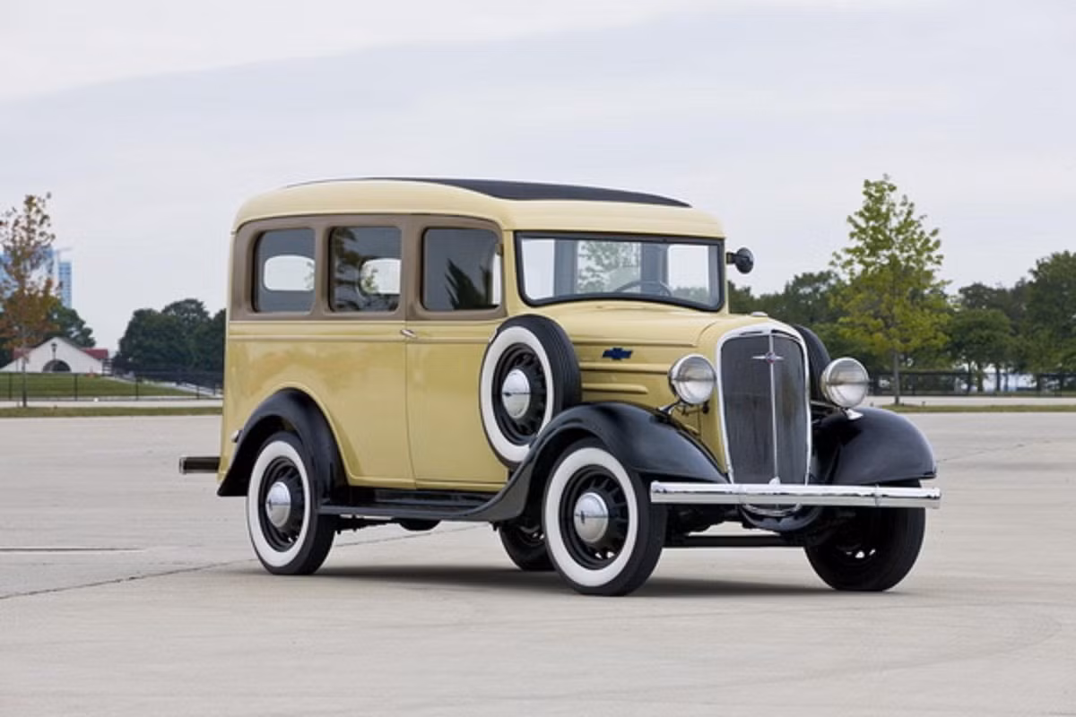 Sản xuất từ năm 1933, đến nay chiếc xe ôtô Chevrolet Suburban này đã trải qua 12 thế hệ nhưng vẫn chưa có dấu hiệu dừng lại. Chiếc xe sở hữu 9 chỗ ngồi, khoang chứa lên đến 3.429 lít, dẫn động 4×4 và động cơ V8.