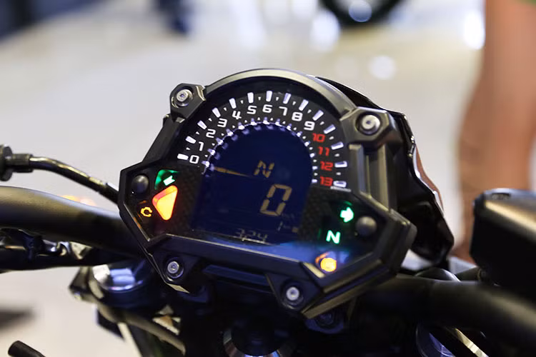 Xe sở hữu tay lái rộng, đúng chất naked-bike - thoải mái cho người sử dụng cả trên phố lẫn trên những cung đường dài. Bảng đồng hồ trung tâm của xe thiết kế liền mạch, rõ ràng, ngoài một số nút bấm thì nó còn hiển thị thêm nhiều thông tin nhờ màn hình LCD cỡ lớn.