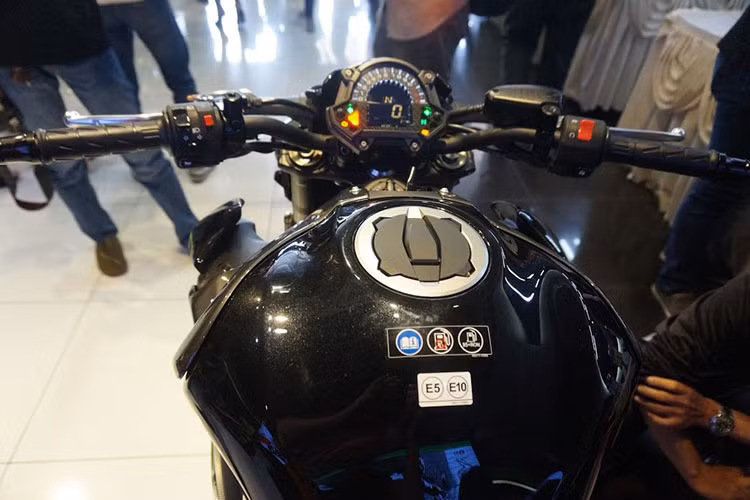 Trên Z900, Kawasaki không tái sử dụng bộ khung của dòng naked-bike Z800, thay vào đó là kết cấu khung Trellis bằng thép ống hoàn toàn mới. Xe sử dụng bình xăng với dung tích 17 lít, trọng lượng 210,5 kg - so với nhiều mẫu xe cùng phân khúc, Z900 có độ nặng ở mức trung bình.