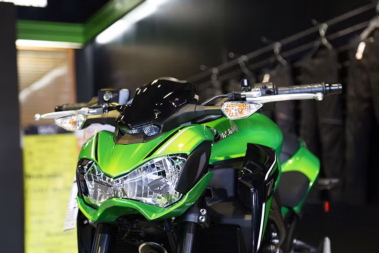 Được tạo ra nhằm thay thế cho Z800, Z900 sở hữu thiết kế hoàn toàn mới đầy hấp dẫn và thể thao. Ở phía trước, phần đầu của chiếc xe đã có kiểu dáng cân đối và mềm mại hơn so với Z800 cũ, đồng thời có thêm đèn demi nằm phía trên hốc mặt nạ. Xi nhan của xe thiết kế cao, sát với tay lái.