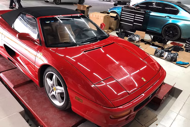 Vào tháng 5 này, chiếc siêu xe Ferrari F355 Spider độc nhất vô nhị tại Việt Nam đã về tay một nhà sưu tập xe kín tiếng ở Sài thành. Những hình ảnh chụp lại chiếc Ferrari F355 Spider này cho thấy xe được một garage có tiếng ở TP HCM đang "dọn lại" và thay những chiếc lốp mới.