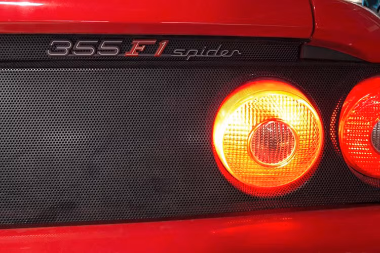 Theo một số nguồn tin, chiếc siêu xe Ferrari F355 Spider độc nhất vô nhị tại Việt Nam cũng đã được chủ nhân cho đăng ký biển số Sài Gòn. Như vậy, bên cạnh những chiếc siêu xe Ferrari đình đám như F430, F430 Scuderia, 458 Italia, 458 Speciale, 458 Spider, 599 GTB, F12 Berlinetta, 488 GTB, giới mê xe còn có Ferrari F355 Spider hàng hiếm.