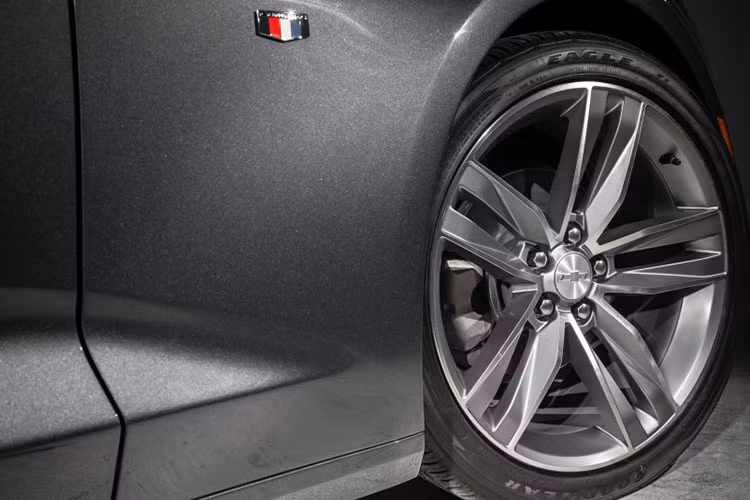 Xe sở hữu bộ mâm thể thao 5 chấu kép đi kèm lốp hiệu năng cao. Camaro thế hệ mới nhẹ hơn đời cũ 90 kg và có vẻ bề ngoài thể thao hơn, bớt giống một mẫu sedan 2 cửa.